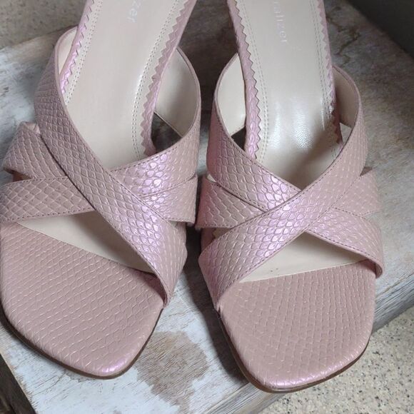 👍 Naturalizer Sandals Kitten Heel Leather Size 9 Wide. A14 - Picture 2 of 7